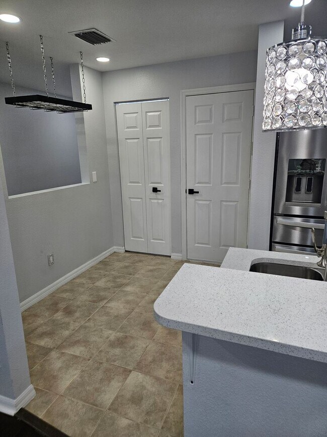 Foto del edificio - Stunning Fully Renovated Townhouse for rent in Land O' Lakes – Your Dream Home Awaits!