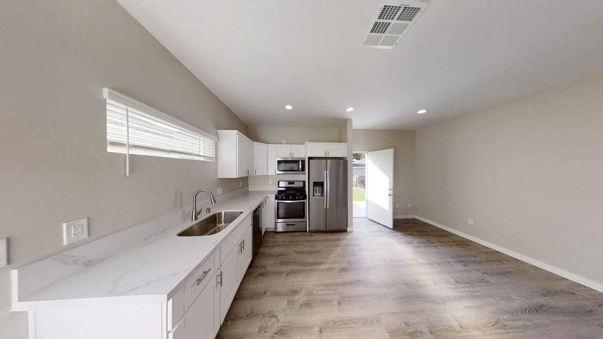 Foto principal - 4BD/2BA, Great Yard Space!