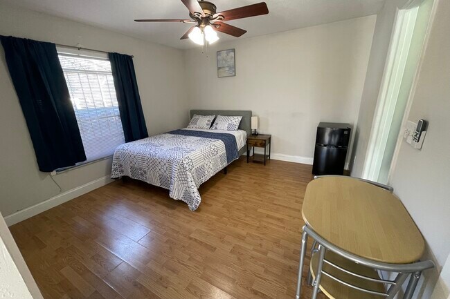 Bed - 3615 E Paris St