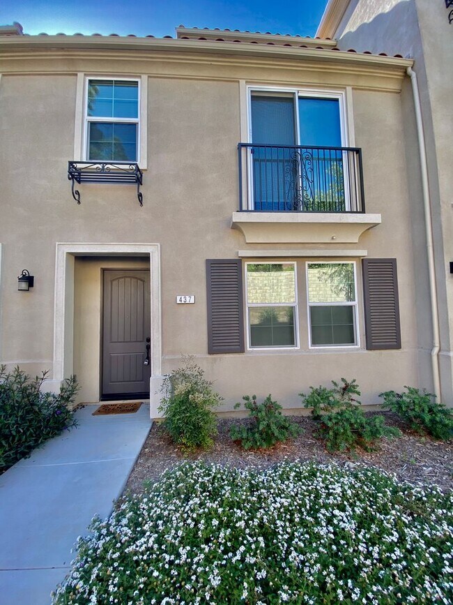 Building Photo - Camarillo - Three bedroom, three bath cond...