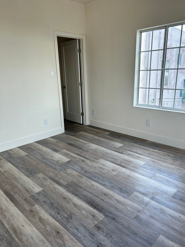 Dormitorio con abundante luz natural y un amplio armario. - 4043 1/2 W 21st St