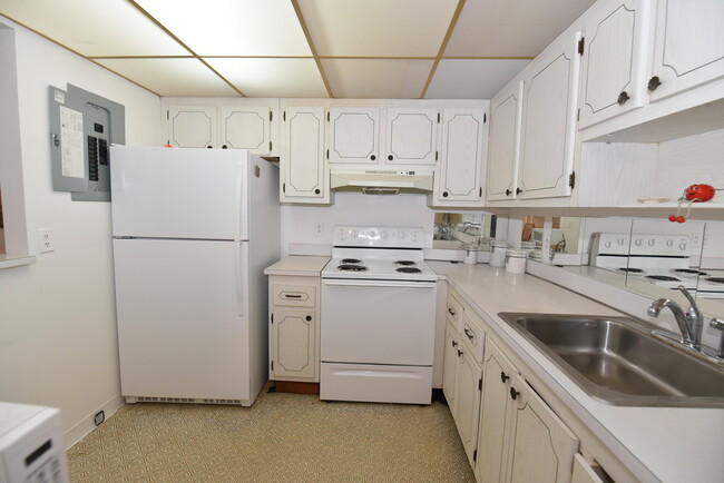 Building Photo - 715 Saxony Pl