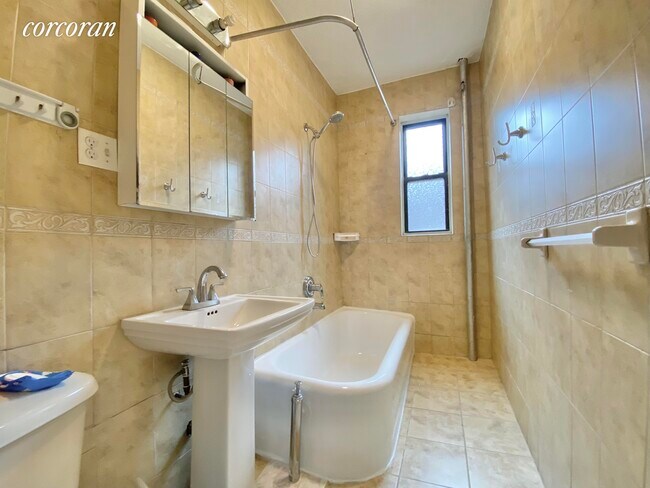 Foto del edificio - 3039 Ocean Pkwy