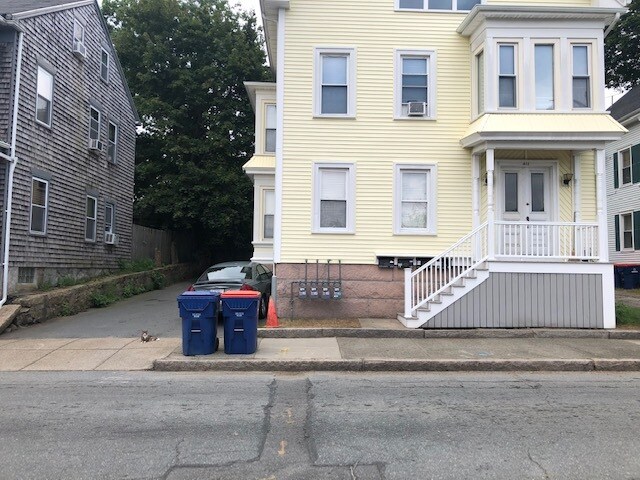 Building Photo - 411 Pleasant St