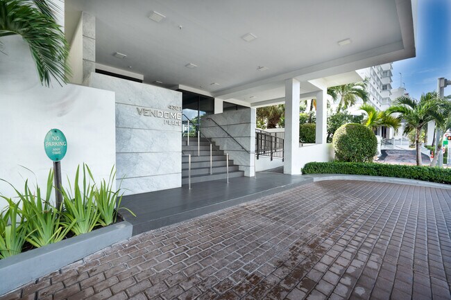 Building Photo - 4301 Collins Ave