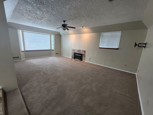 Building Photo - Nice Townhouse Close to Gage