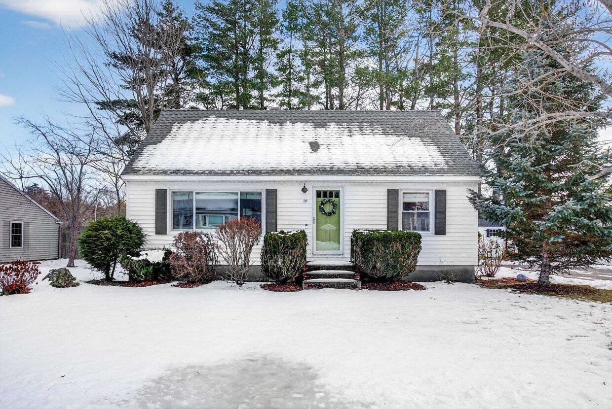 3BR Cape Available 2/1 - 3BR Cape Available 2/1