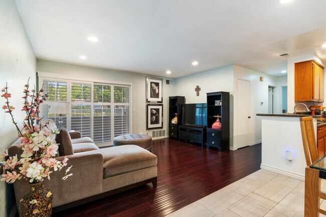 Building Photo - 3863 Thorncroft Ln