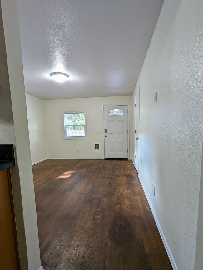 Building Photo - 2 Bed/1 Bath House - 5 min to Lakewood Tow...