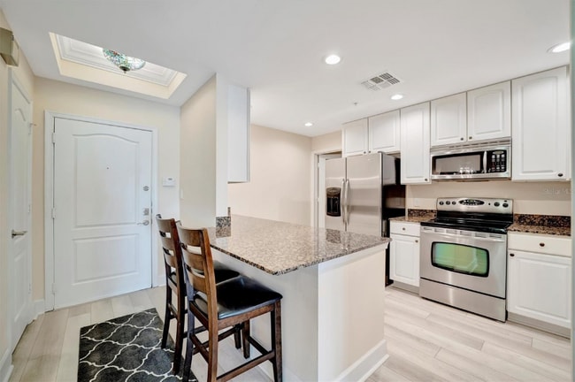 Building Photo - 808 3rd Ave W