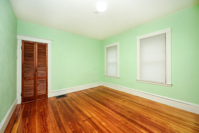 Foto del edificio - 84 Rogers Ave