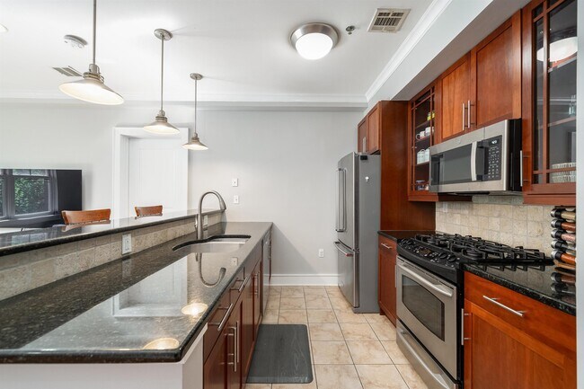 Building Photo - 264 5th St