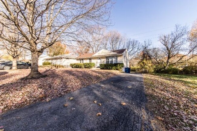 Building Photo - 6910 Noble Dr