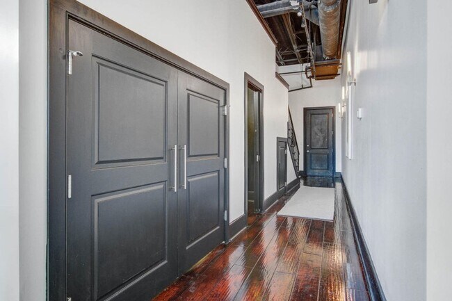 Building Photo - Stunning King Street Loft