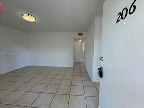 Building Photo - 4732 SW 33rd Ave