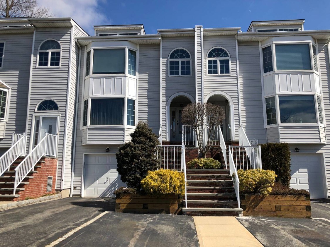 Foto principal - 241-74 Oak Park Dr