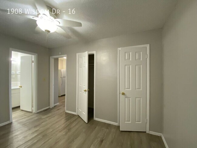 Foto del edificio - 1908 Wisdom Dr