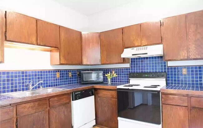 Building Photo - Charming 3 bed 1.5 bath available in Belli...