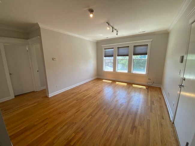 Building Photo - 1156 W Cornelia Ave