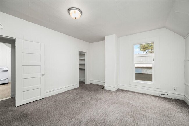 Building Photo - 527 Monroe St