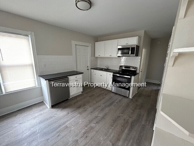 Building Photo - Detached Renovated 2 Bedroom