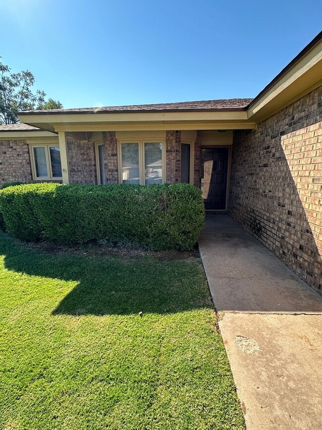 Building Photo - Spacious 3/2/2 - Fresh Paint & Brand-New C...