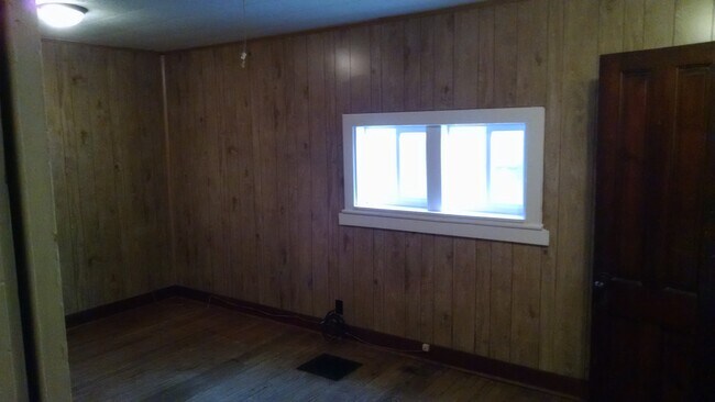 Dormitorio. - 1201 N Madison St