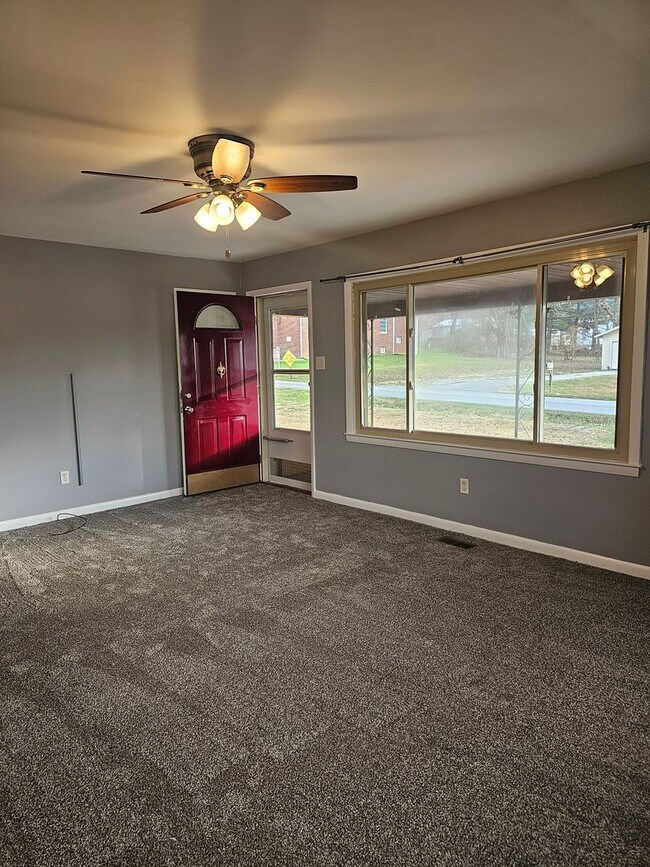 Building Photo - 3 bedroom 2 bathroom for rent!