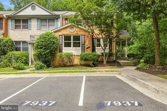 Building Photo - 7937 Valleyfield Dr