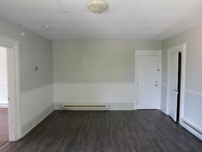 Building Photo - Upper Unit Apartment Move In Ready
