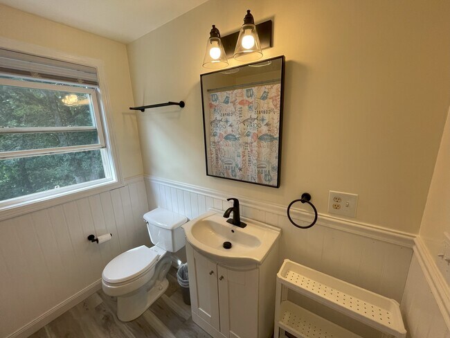 baño completo en la planta superior - 183 Hunt Ave