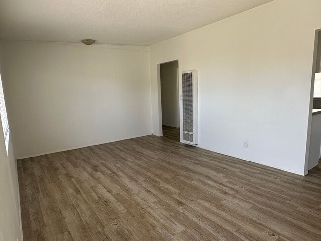 Building Photo - Clean and Lovely 2 Bedroom 1 Bathroom