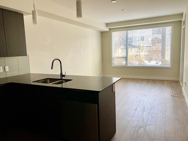 Photo du bâtiment - 9907-9991 91 Ave NW