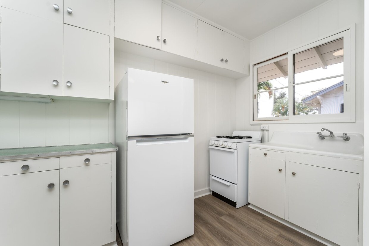 1 BED 1 BATH with 1 parking, MCCully area - 1 BED 1 BATH with 1 parking, MCCully area