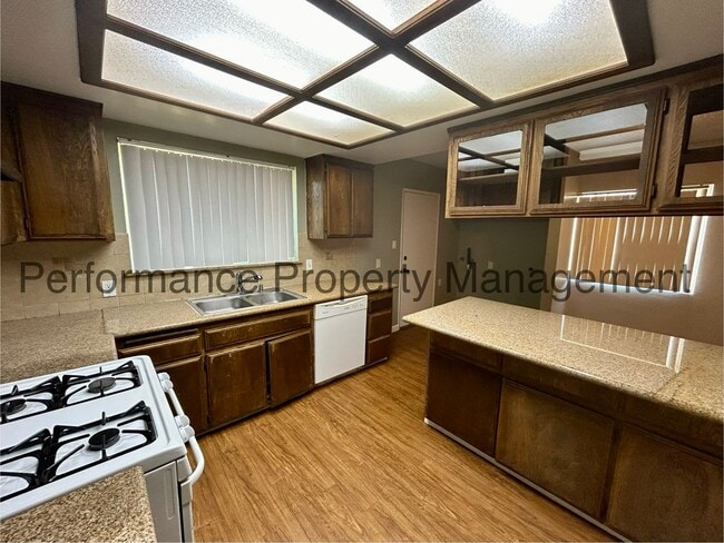 Building Photo - Cute 3 Bed/1 Bath SE Bakersfield Home w/ S...