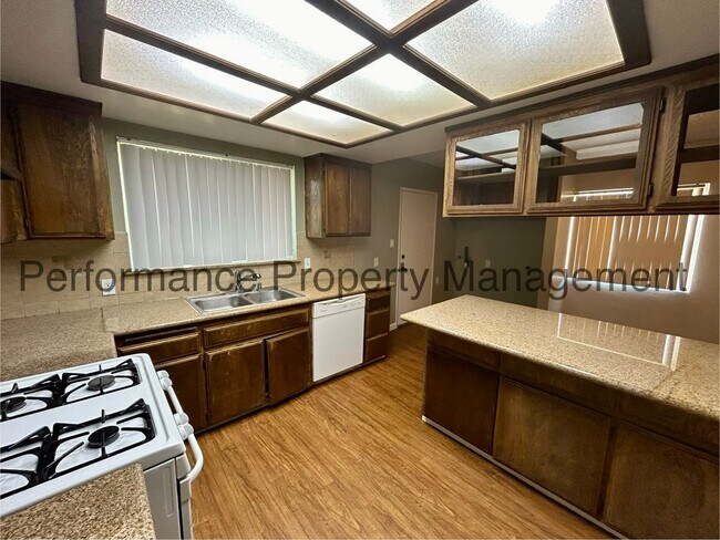 Foto del edificio - Cute 3 Bed/1 Bath SE Bakersfield Home w/ S...