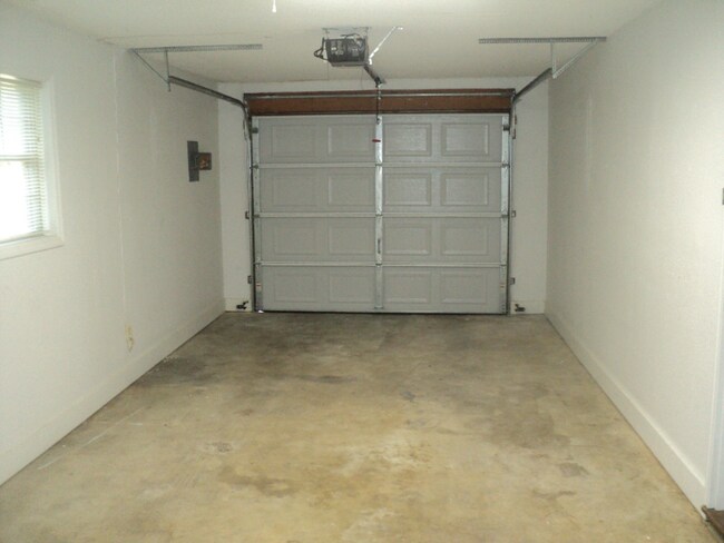 Building Photo - 343 Bonnie Dr