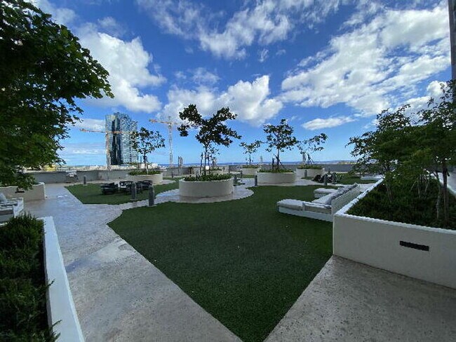 Foto del edificio - To register for the showing time below, no...