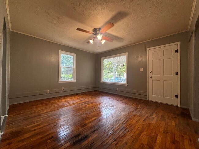 Foto del edificio - 3 bedroom 1 bath home available now