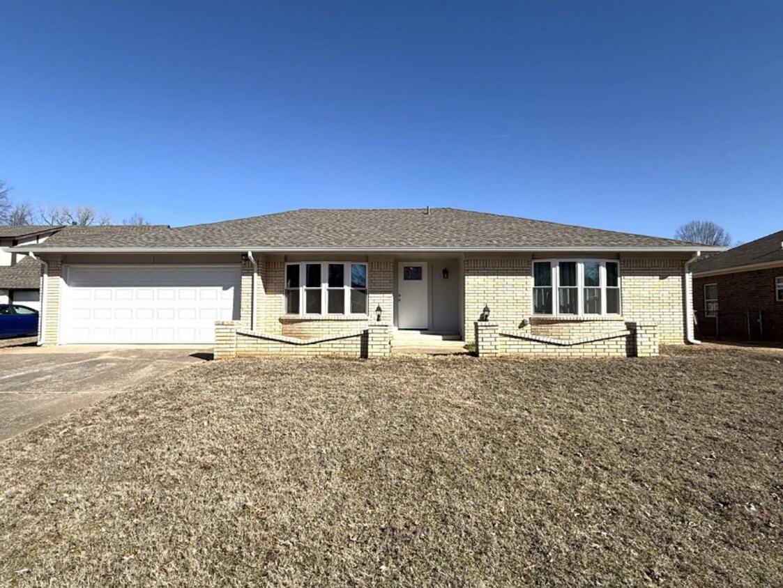 Foto principal - 3 Bed | 2 Bath in Broken Arrow!
