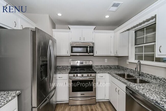 Building Photo - Now available 4 bedrooms 3 baths