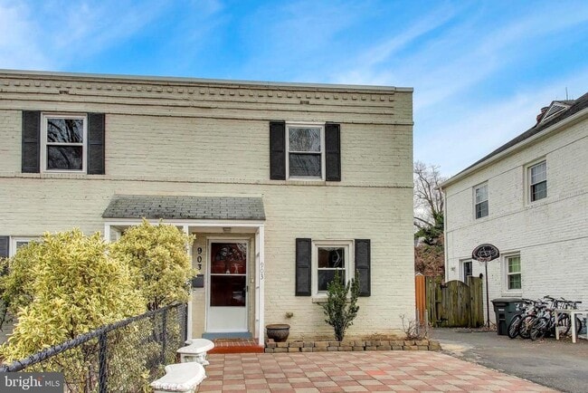 Building Photo - 903 S Irving St