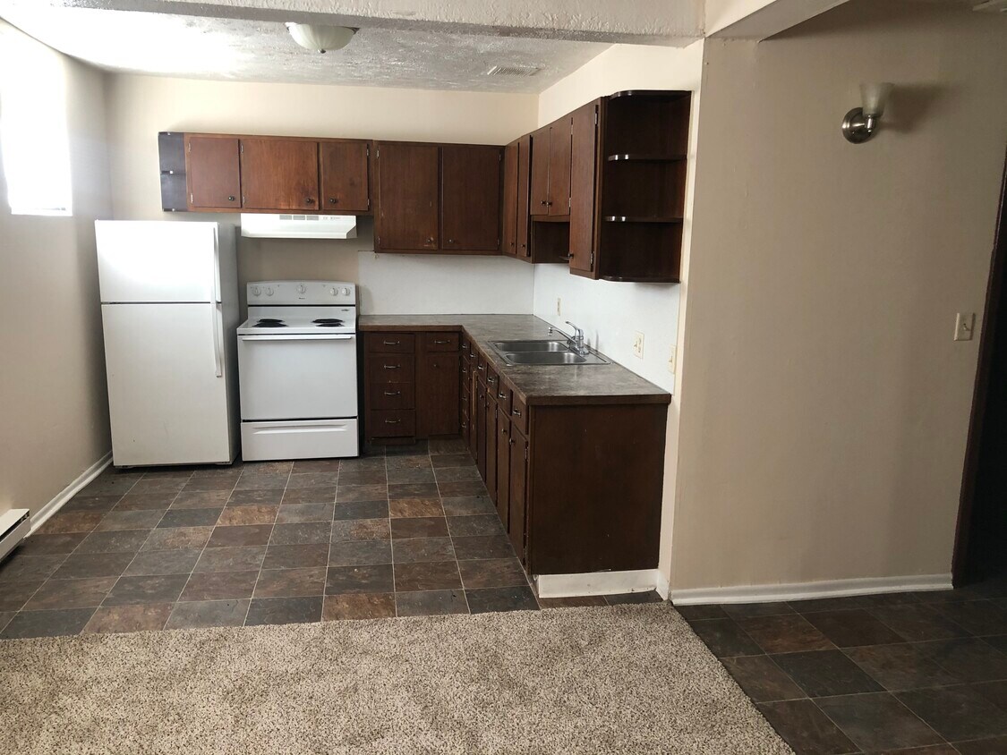 Kitchen - 1802 Chandler Rd W