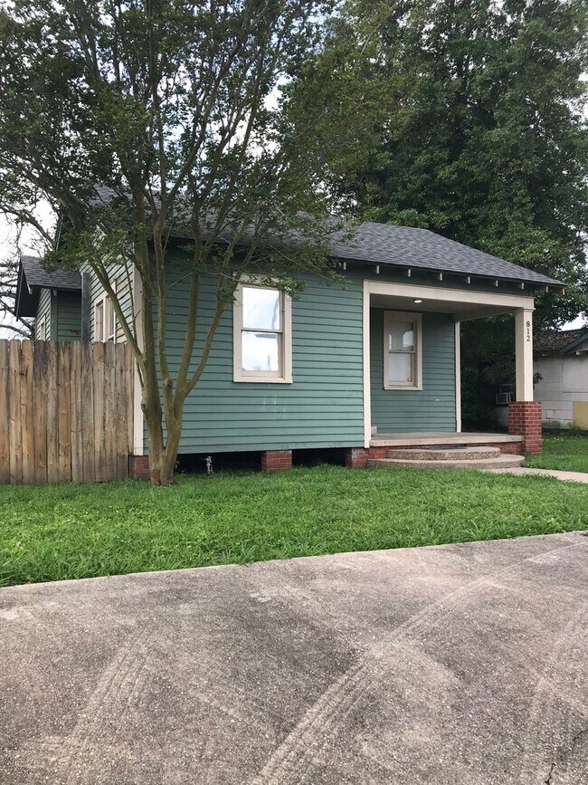 Building Photo - 2 bedroom 1 bath home for lease