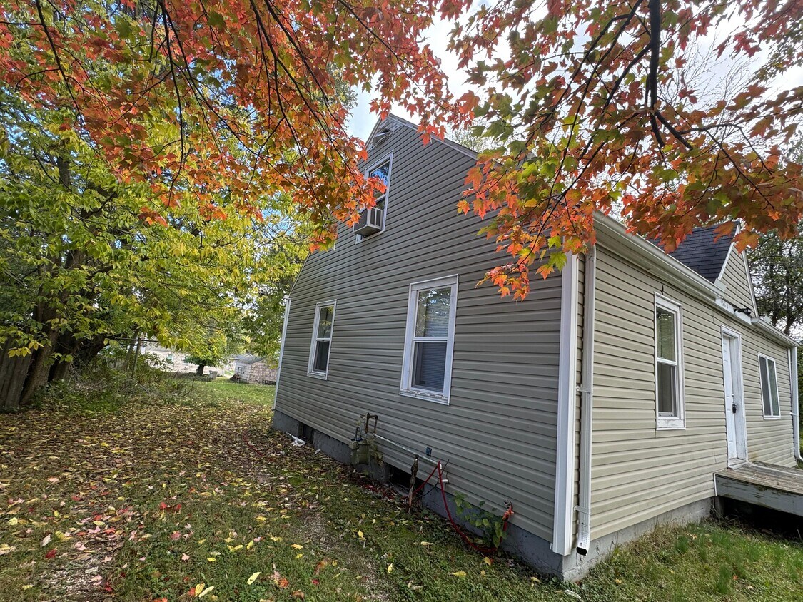 Building Photo - 1860 Huey St