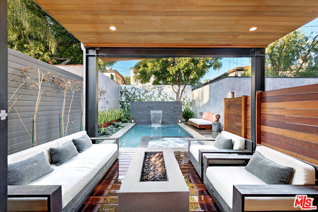 Foto principal - 8925 Dorrington Ave