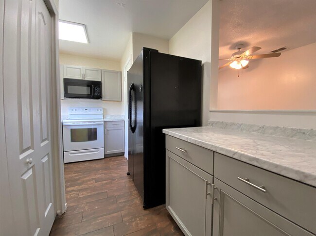 Building Photo - 4326 Pershing Pointe Pl