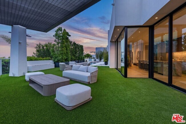 Foto del edificio - 9405 Sierra Mar Pl