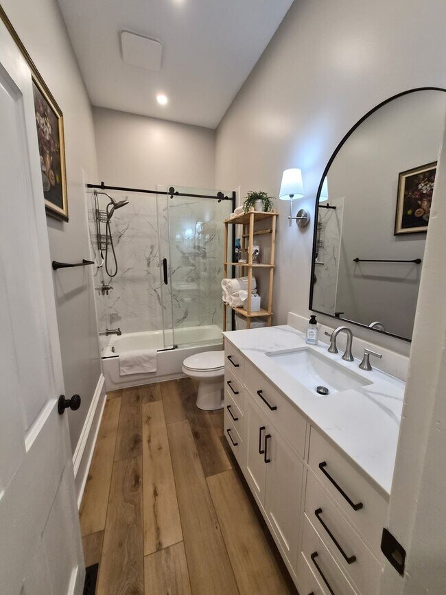 Foto del edificio - Full Furnished 2 Bed/1 Bath with Utilities Included