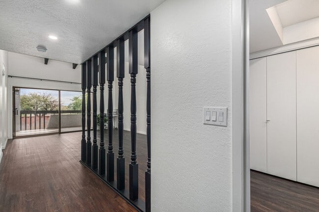 Building Photo - Stunning Fully Renovated 2-Bed, 2-Bath Condo in Scottsdale 1/2 month FREE